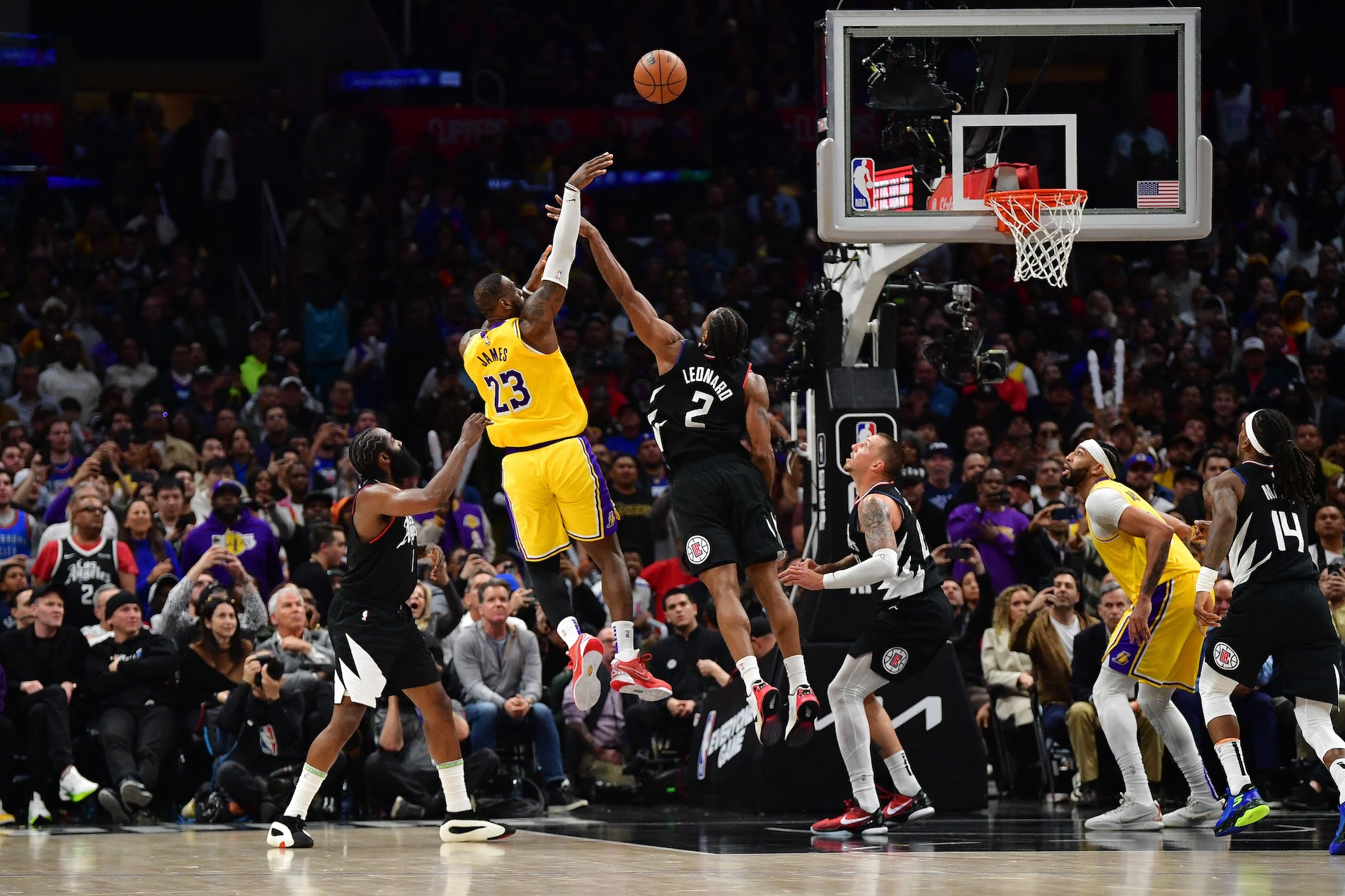 Los Angeles Lakers forward LeBron James (23) shoots against Los Angeles Clippers forward Kawhi Leonard during the second half of their NBA game Wednesday at Crypto.com Arena. (USA TODAY Sports)