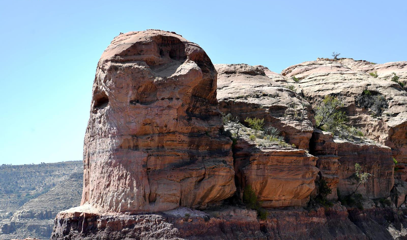 Al-Qahar Mountains rise 2,000 meters above sea level, and are home to a wide variety of geological features. (SPA)