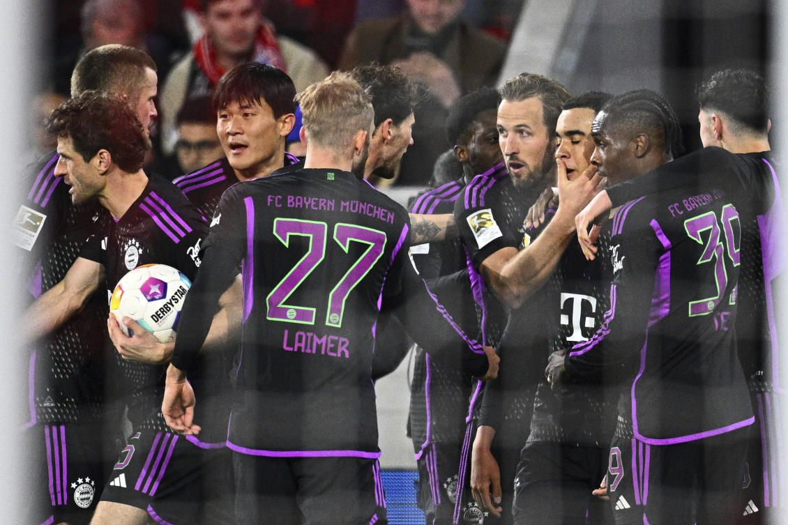 Bayern held in Freiburg to give Leverkusen advantage in title race