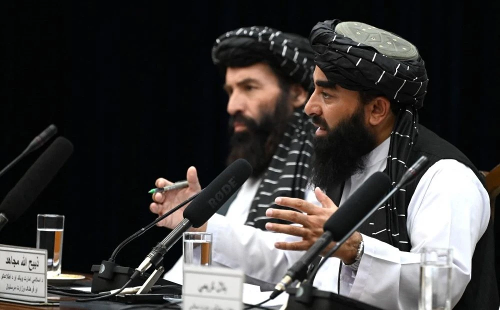 Taliban spokesman Zabihullah Mujahid, right, speaks during a press conference in Kabul, Afghanistan, June 30, 2022. (AFP)