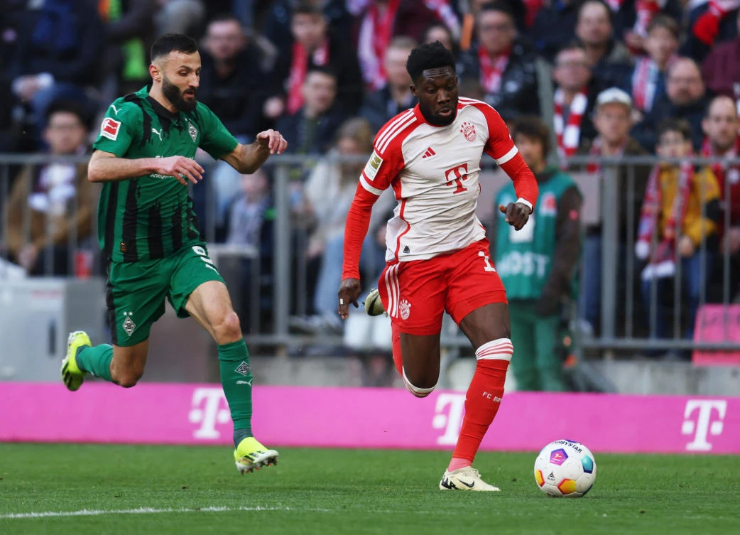 Bayern Munich’s Alphonso Davies in action with Borussia Moenchengladbach’s Franck Honorat during their Bundesliga match at Allianz Arena, Munich, on Feb. 3, 2024. (Reuters)