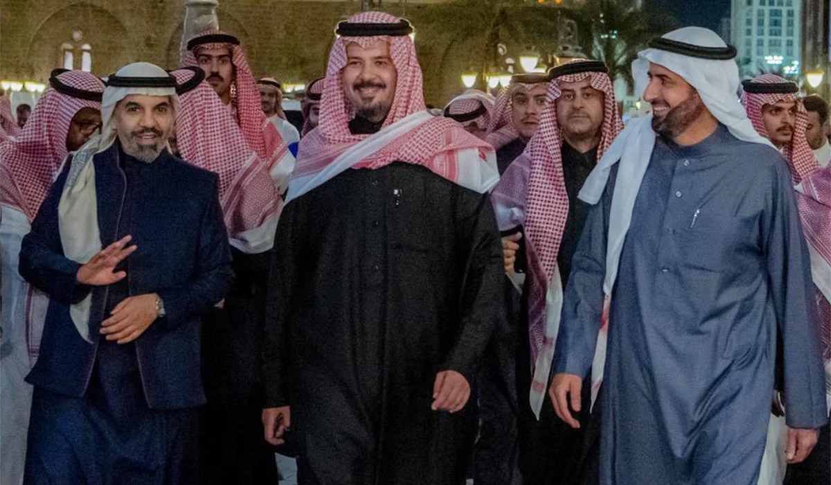 Prince Salman bin Sultan visited Al-Ghamama, Abu Bakr Al-Siddiq, and Umar bin Al-Khattab mosques in Madinah. (SPA)