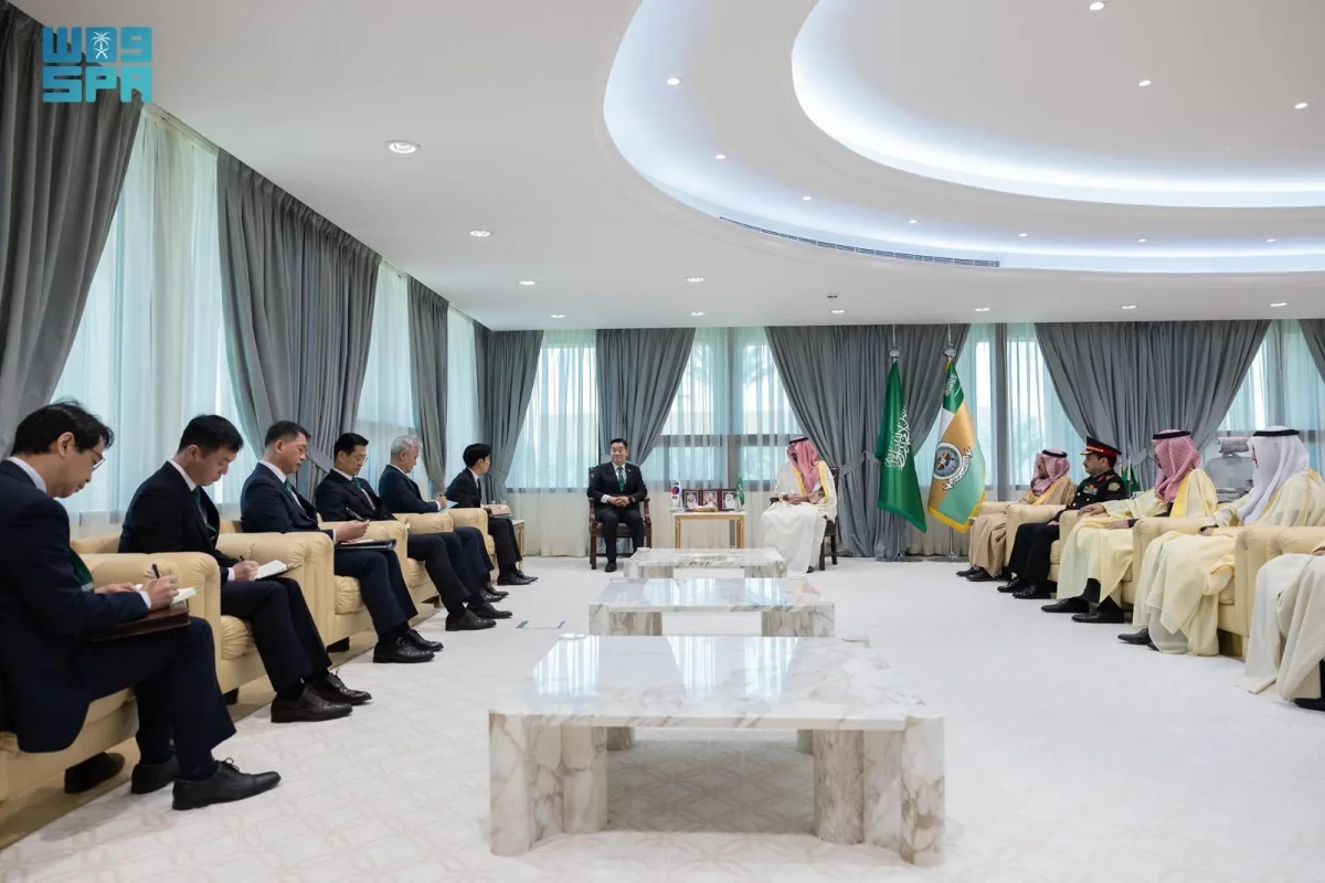 Saudi Minister of the National Guard Prince Abdullah bin Bandar meets South Korean Minister of National Defense Shin Wonsik. (SPA)