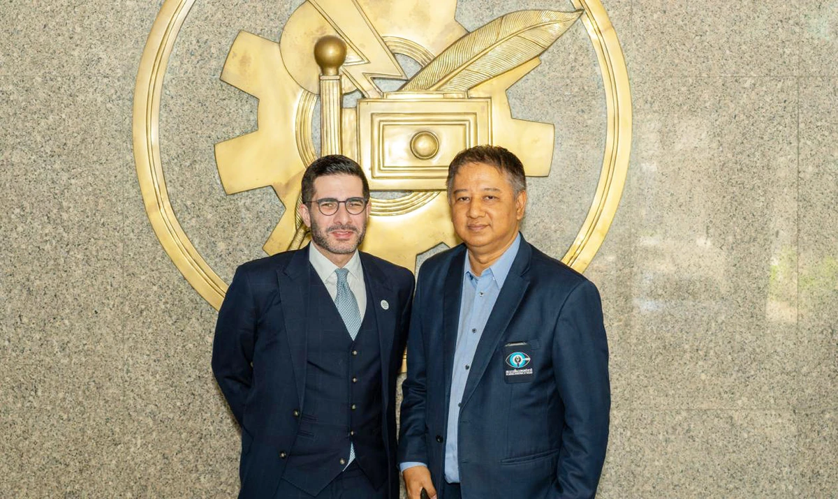 Arab News Editor-in-Chief Faisal J. Abbas and Thailand’s National Press Council chairman Chavarong Limpattamapanee, right, are pictured at the headquarters of Thairath Daily newspaper in Bangkok. (AN photo)
