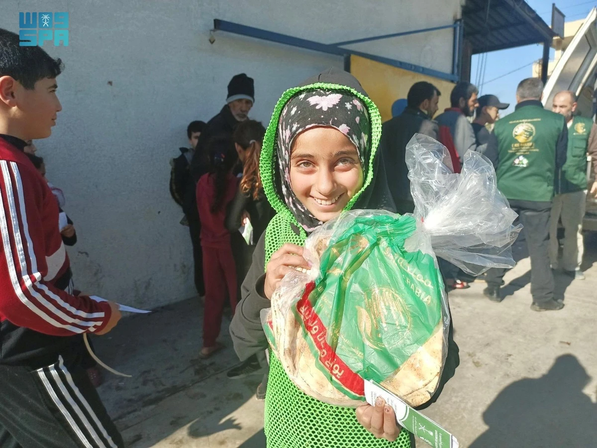 KSrelief distributes bundles of bread in northern Lebanon. (SPA)