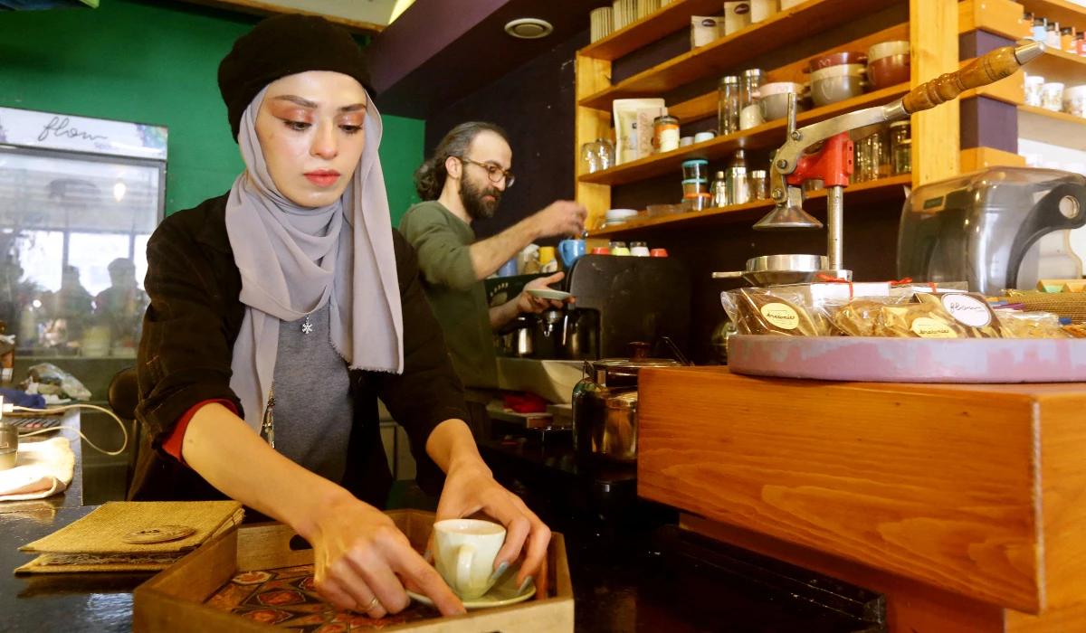 Power cuts in Syrian capital drive workers, students to cafes