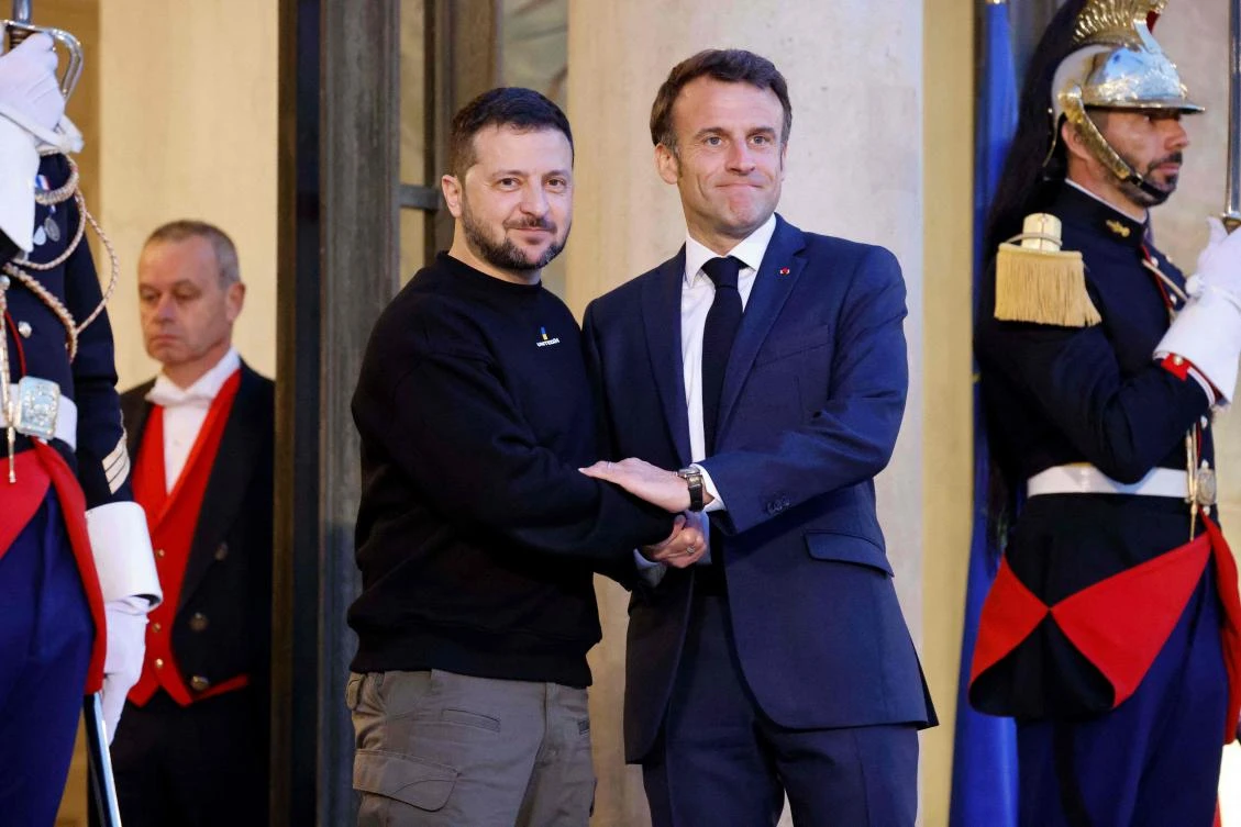 French President Emmanuel Macron and Ukrainian leader Volodymyr Zelensky plan to sign a bilateral security agreement at the Elysee Palace on Feb. 16, 2024. (AFP)