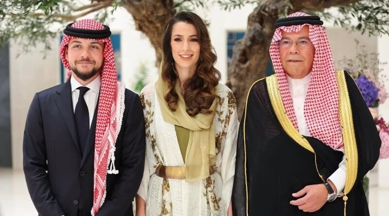 Crown Prince Hussein bin Abdullah and Princess Rajwa Al-Hussein standing with the late Khalid bin Musaed bin Saif bin Abdulaziz Al-Saif. (RHC)