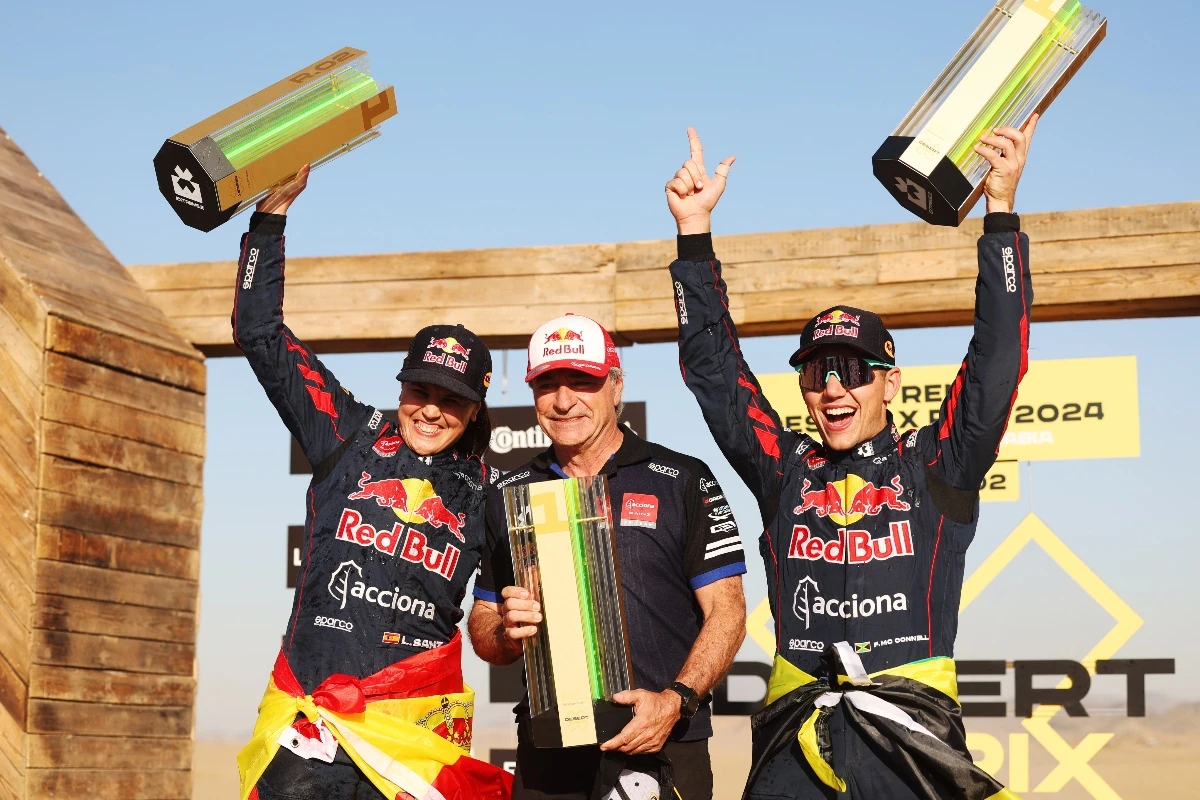 Laia Sanz and Fraser McConnell of Acciona-Sainz XE Team celebrate winning the second race of the Desert X Prix in Jeddah. (Alastair Staley/LAT Images)