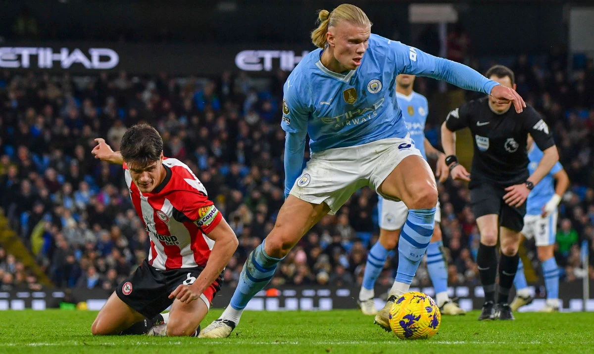 Manchester City's Erling Haaland, right, duels for the ball with Brentford's Christian Norgaard during the English Premier League soccer match between Manchester City and Brentford at the Etihad stadium in Manchester, England, Tuesday, Feb. 20, 2024. (AP)