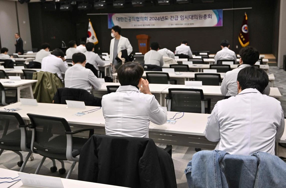 South Korea’s general hospitals rely heavily on trainee doctors for emergency operations and surgeries. Above, trainees attend an emergency meeting on Feb. 20, 2024. (AFP)