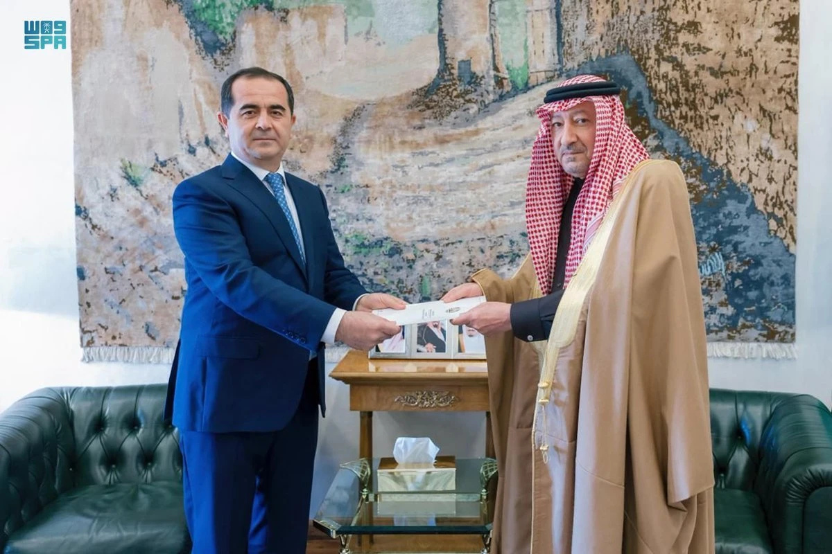 Deputy Foreign Minister Waleed bin Abdulkarim Al-Khuraiji and Akram Karimi, the ambassador of Tajikistan to Saudi Arabia, in Riyadh. (SPA)