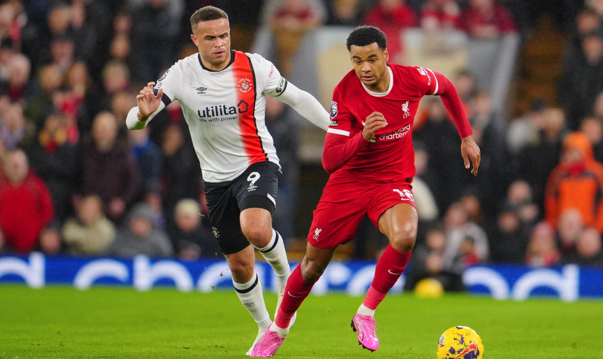 Liverpool's Cody Gakpo, right, challenges for the ball with Luton Town's Carlton Morris during the English Premier League soccer match between Liverpool and Luton Town, at Anfield stadium in Liverpool, England, Wednesday, Feb. 21, 2024. (AP)