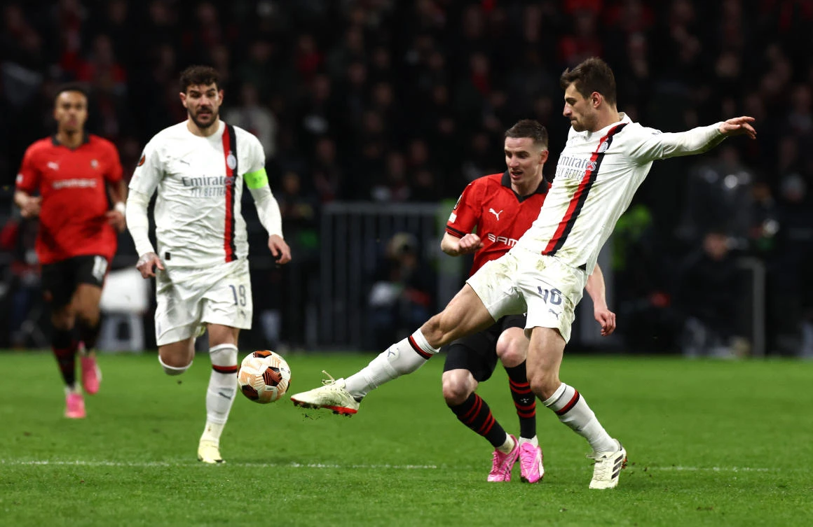 AC Milan’s Matteo Gabbia in action with Stade Rennes’ Benjamin Bourigeaud during their Europa League — Play-Off — Second Leg match at Roazhon Park, Rennes, on Feb. 22, 2024. (Reuters)