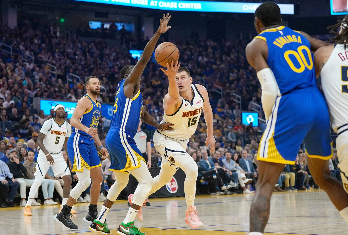 Nikola Jokic of the Denver Nuggets shoot against Draymond Green of the Golden State Warriors in the first quarter of an NBA game at Chase Center in San Francisco, California. (AFP)