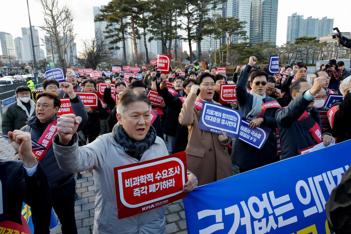 The South Korean government has set a Thursday ultimatum for doctors to return to work, saying that legal action will be taken against those who refuse. (Reuters)