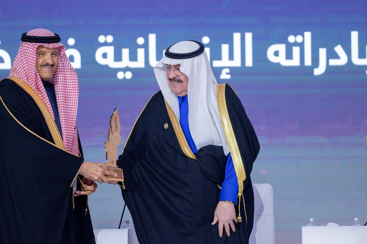 Prince Turki bin Abdullah Al-Kabeer presents the Excellence Award for Social Entrepreneurs to Prince Sultan bin Salman bin Abdulazizin Riyadh. (Supplied)