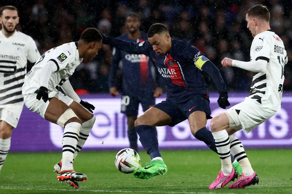 Paris Saint-Germain’s French forward Kylian Mbappe vies with Rennes’ French defender Jeanuel Belocian and midfielder Benjamin Bourigeaud during their French L1 match at the Parc des Princes stadium in Paris on Feb. 25, 2024. (AFP)