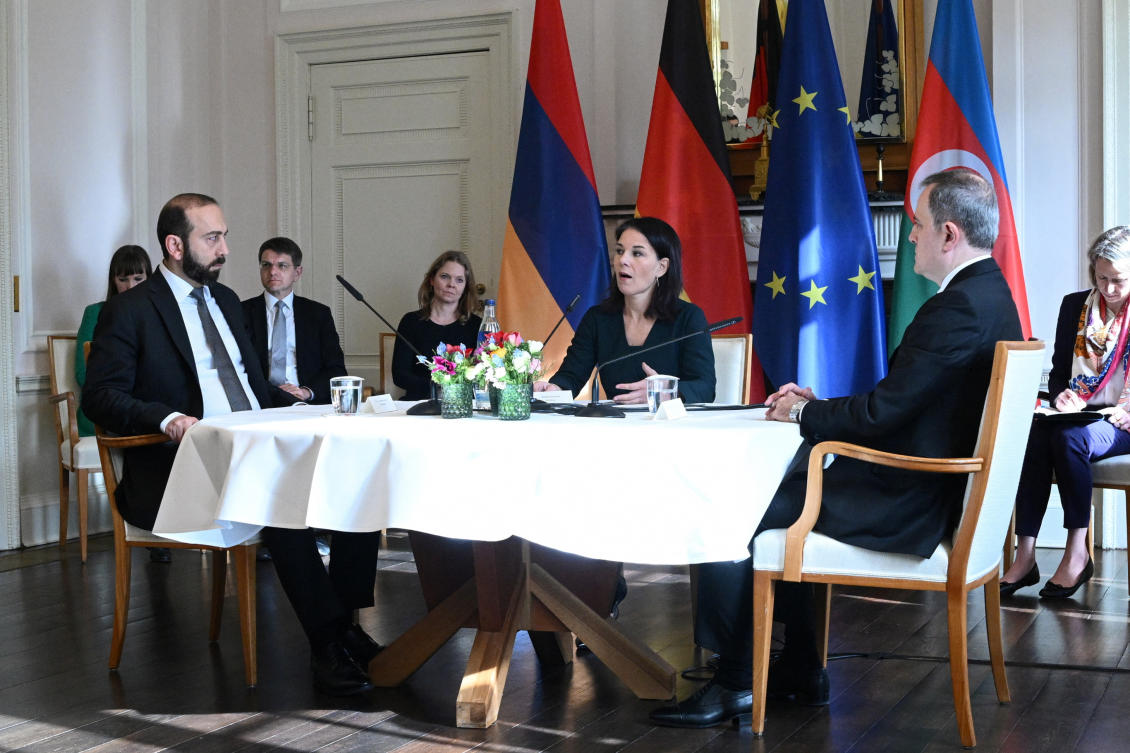 German Foreign Minister Annalena Baerbock, Armenian Foreign Minister Ararat Mirzoyan and Azerbaijani Foreign Minister Jeyhun Bayramov attend peace negotiations at the guest house of the Federal Minister for Foreign Affairs, Villa Borsig in Berlin, on Feb. 28, 2024. (Reuters)