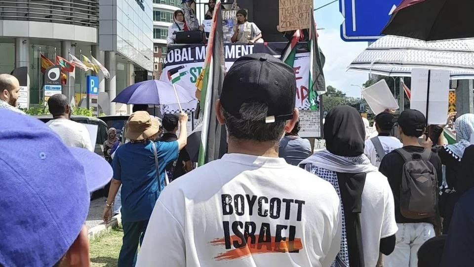 A Malaysian protester wears a “Boycott Israel” t-shirt at a rally in Kuala Lumpur on Feb. 10, 2024. (BDS Malaysia)