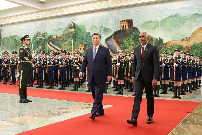 Chinese President Xi Jinping and Maldivian President Mohamed Muizzu at the Great Hall of the People in Beijing on January 10, 2024. (REUTERS)