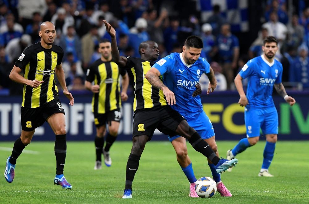 Hilal’s Aleksandar Mitrovic and Ittihad’s N’Golo Kante contest possession in the first leg of the Asian Champions League quarter-final, Kingdom Arena, Riyadh, Saudi Arabia, Mar. 5, 2024. (Reuters)