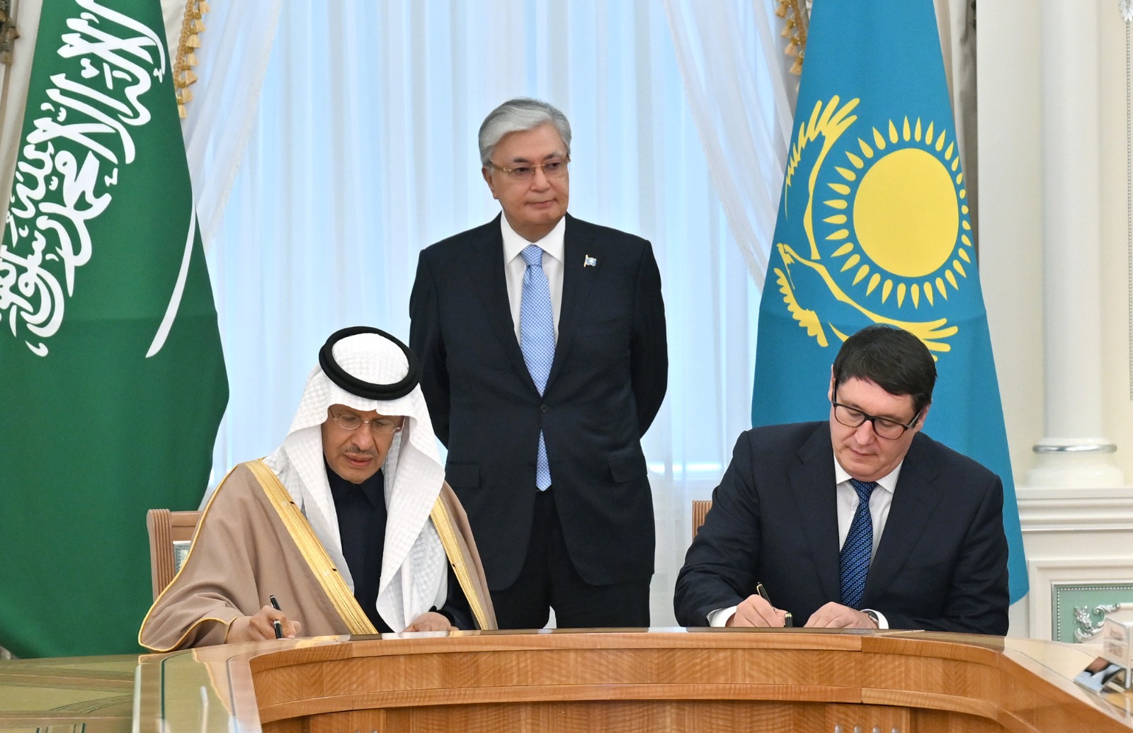 Prince Abdulaziz bin Salman and Almassadam Satkaliyev approve the program in the presence of Kazakhstan’s President Kassym-Jomart Tokayev. (SPA)