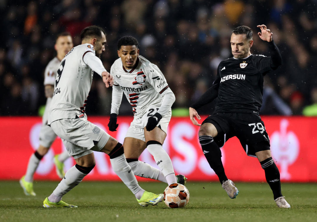 Bayer Leverkusen’s Borja Iglesias and Amine Adli in action with Qarabag’s Marko Vesovic durign their Europa League — Round of 16 — First Leg match at Tofig Bahramov Republican Stadium, Baku, on Mar. 7, 2024. (Reuters)