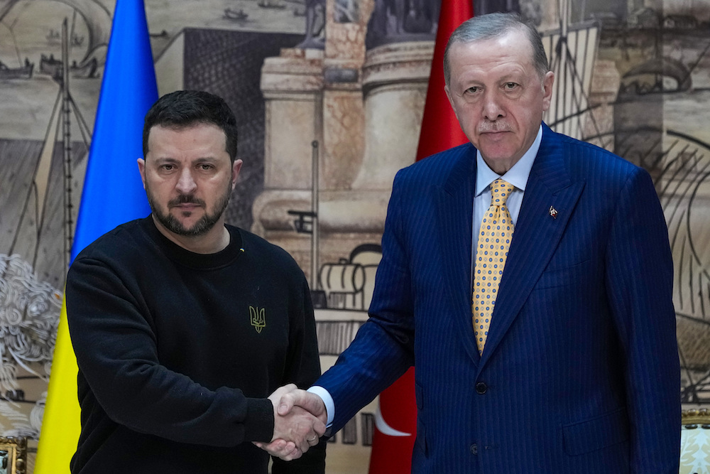 Turkish President Recep Tayyip Erdogan, right, shakes hands with Ukrainian President Volodymyr Zelenskyy at the end of a joint news conference following their meeting at Dolmabahce palace in Istanbul, Turkey, Friday, March 8, 2024. (AP)