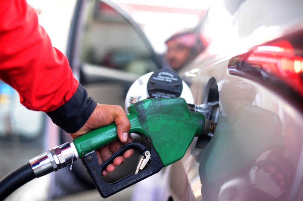 A Saudi employee fills the tank of his car with petrol at a station on December 28, 2015 in the Red Sea city of Jeddah. (AFP)