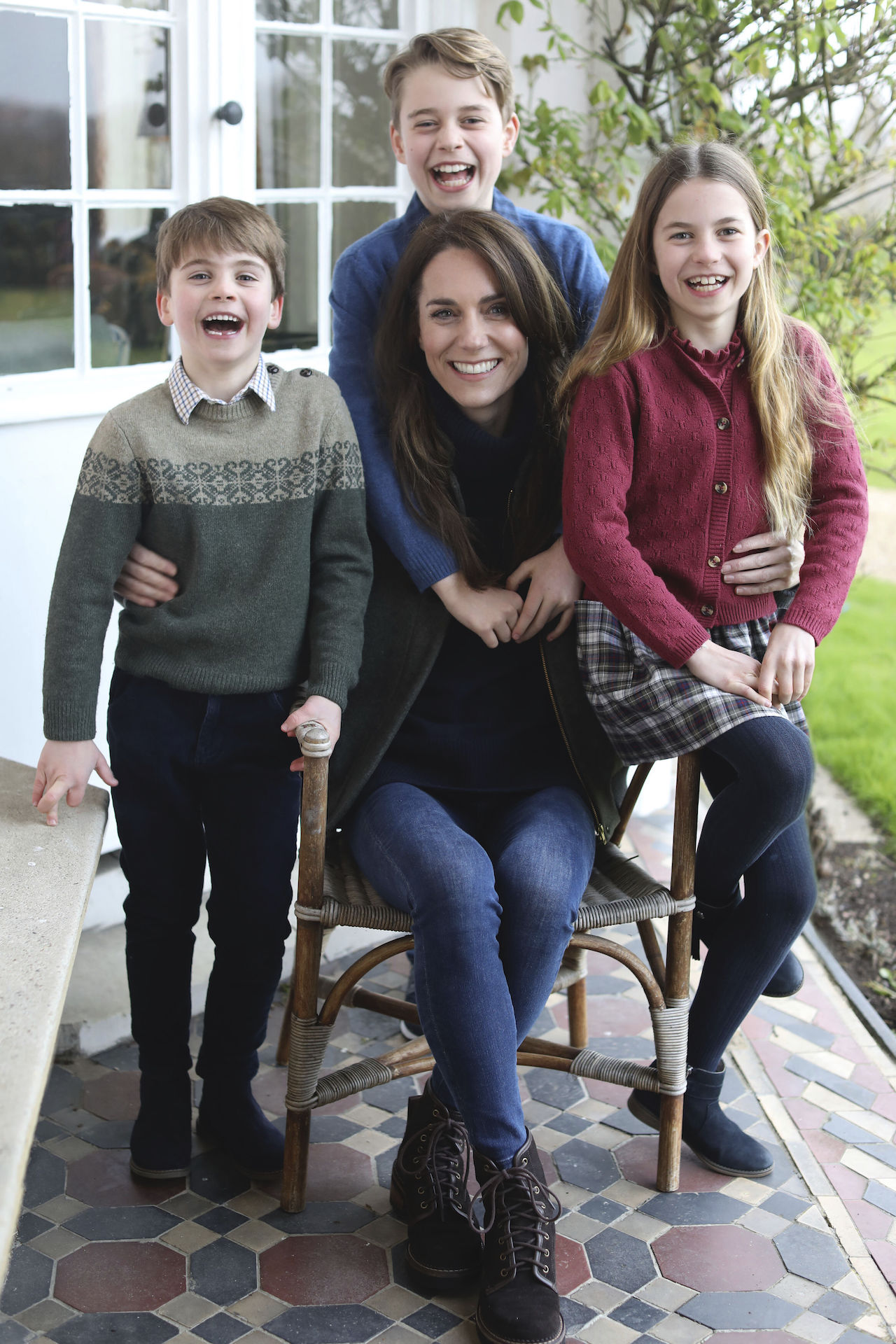 Princess Kate says sorry for manipulated family photo, saying she was experimenting with editing