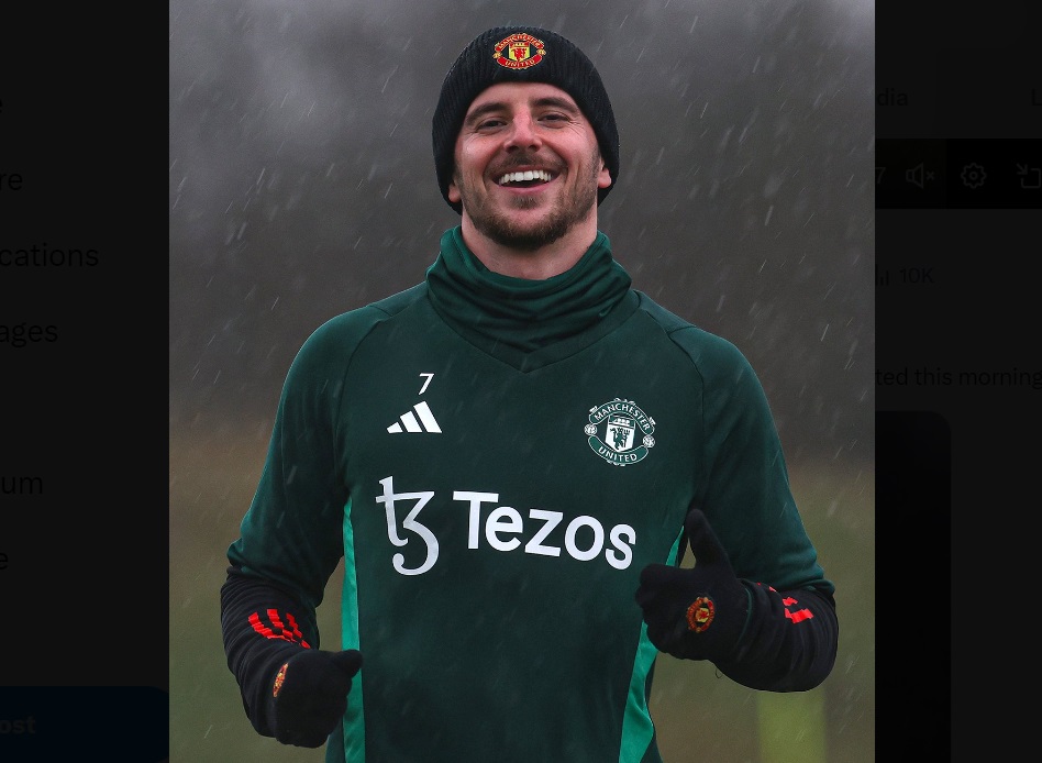 Manchester United midfielder Mason Mount returned to training on Tuesday after four months out with a calf injury. (X/@livescore)
