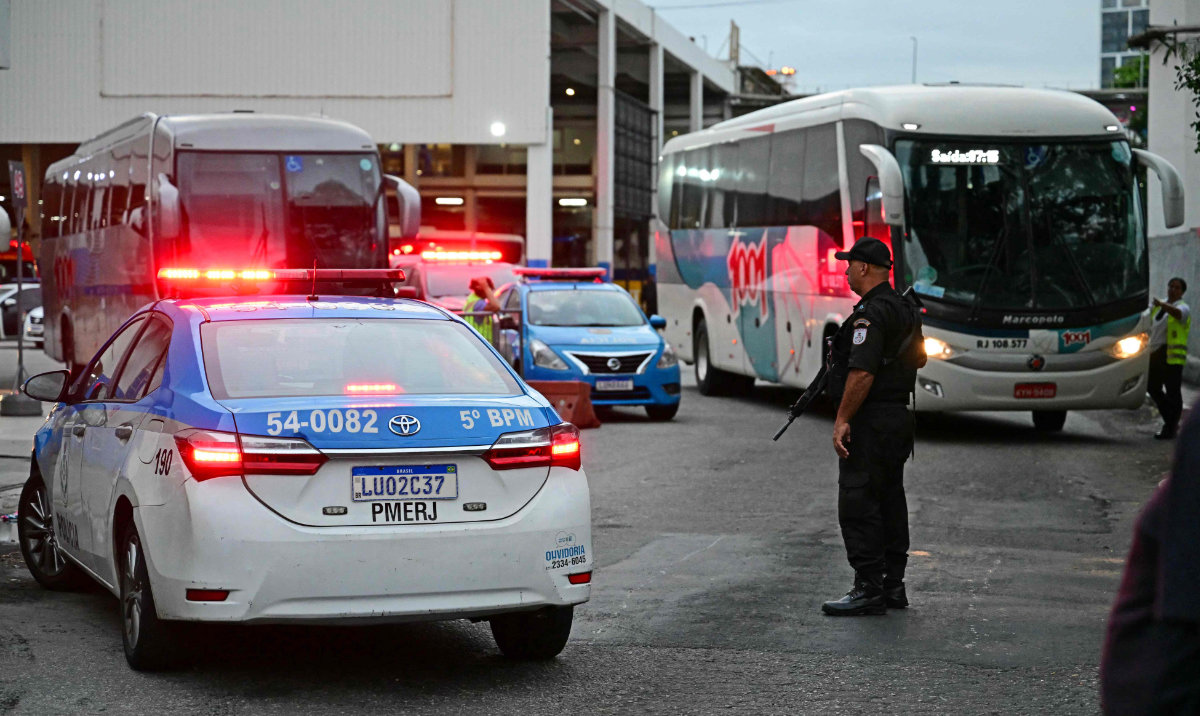 A police officers stand guard outside the Novo Rio bus terminal after a gunman hold passengers hostage in Rio de Janeiro, Brazil on March 12, 2024. (AFP)