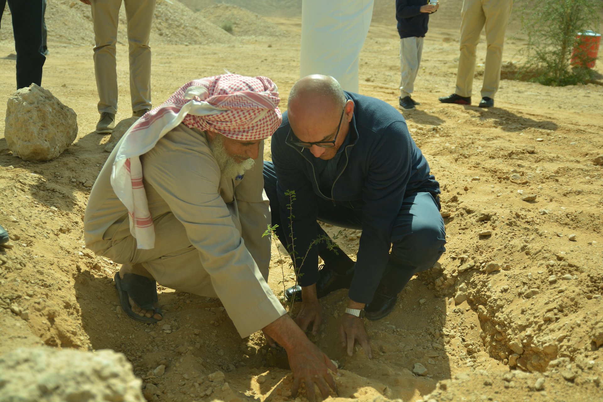 Pakistan's Ambassador to Saudi Arabia Ahmad Farooq is seen planting a tree in Thadiq Park, situated some 118 km away from Riyadh. (Supplied)