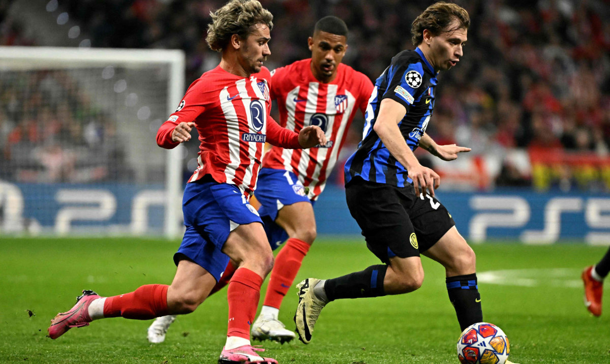 Atletico Madrid's French forward Antoine Griezmann (L) vies with Inter Milan's Italian midfielder Nicolo Barella during the UEFA Champions League last 16 second leg football match between Club Atletico de Madrid and Inter Milan at the Metropolitano stadium in Madrid on March 13, 2024. (AFP)