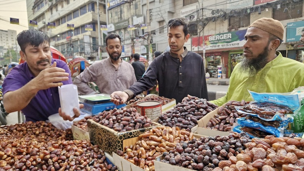 A fruit vendor sells different varieties of dates at a market in Dhaka, Bangladesh, March 15, 2024. (AN Photo)