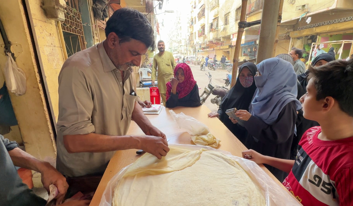 Qaiser Saleem’s manda patti shop in Ranchore Line operates around the clock to meet high demand during holy month. (AN photo)