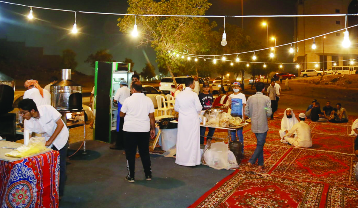 In Makkah during the holy month, kebda (liver) dish and soup stalls on sidewalks and streets, especially after Taraweeh prayers, and communal iftar spreads create a joyful atmosphere. (Supplied/SPA)