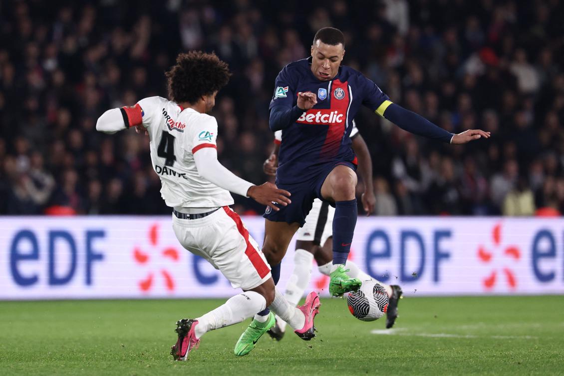 Paris Saint-Germain’s French forward Kylian Mbappe fights for the ball with Nice’s Brazilian defender Dante during the French Cup (Coupe de France) quarter-final match at the Parc des Princes stadium, in Paris, on Mar. 13, 2024. (AFP)