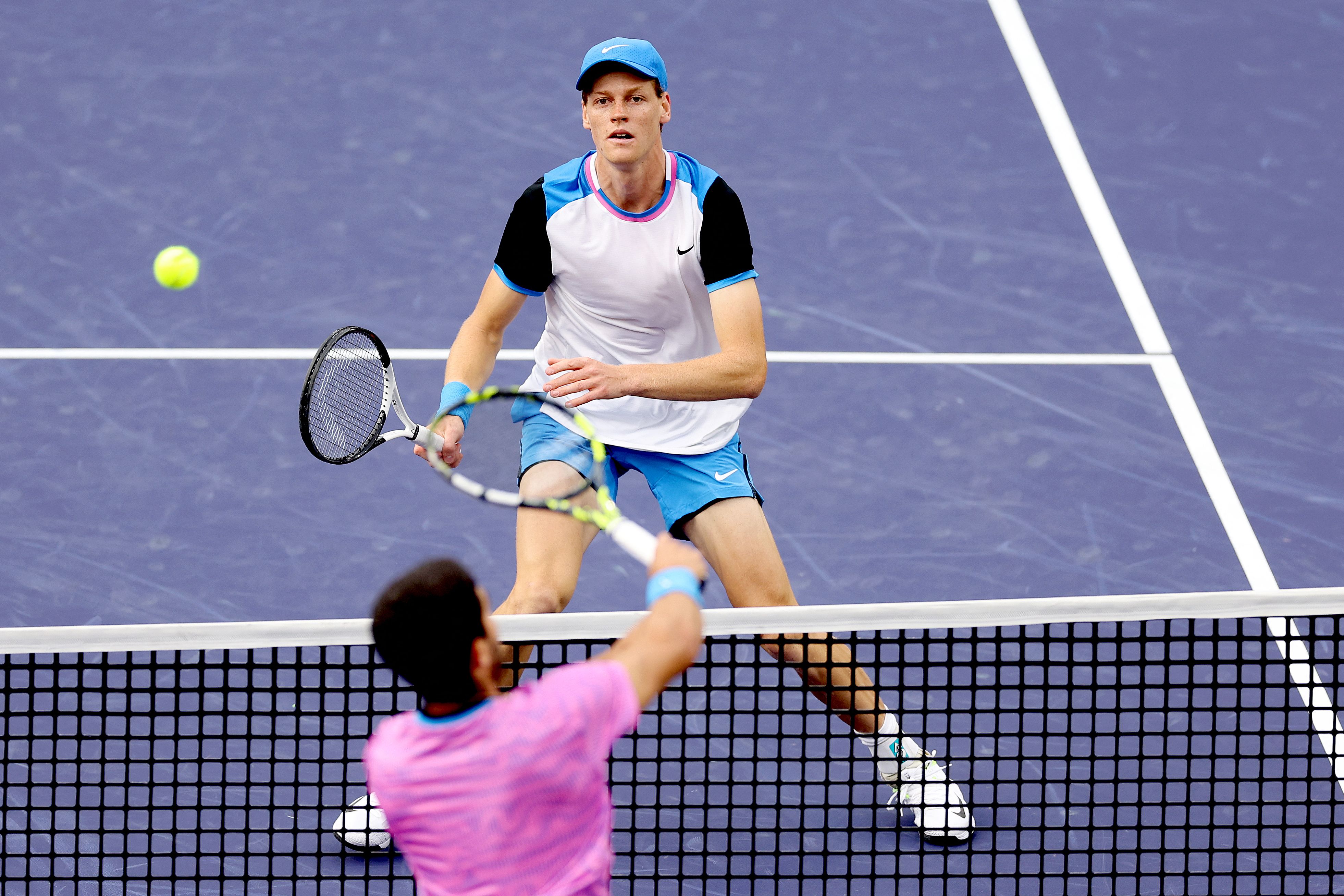 Carlos Alcaraz of Spain returns a shot to Jannik Sinner of Italy during the men's semifinals of the BNP Paribas Open at Indian Wells Tennis Garden on March 16, 2024 in Indian Wells, California. (GETTY IMAGES NORTH AMERICA/AFP)