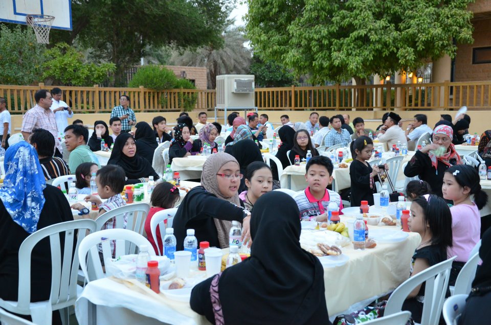 Members of the Filipino diaspora in Saudi Arabia gather for an iftar meal in Riyadh in this file photo posted on July 24, 2012. (Philippine Embassy in Saudi Arabia)