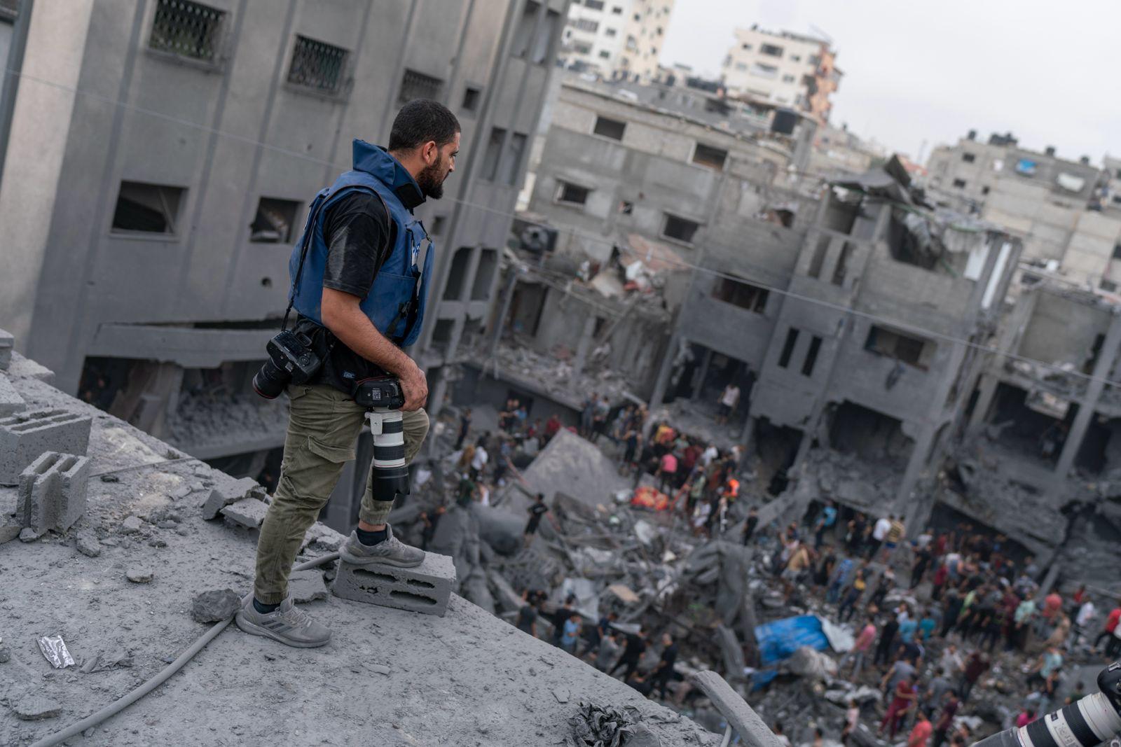 Palestinian journalist Ali Jadallah surveys the extensive damage to residential areas caused by Israel's war on Gaza. (Lynn Tehini)