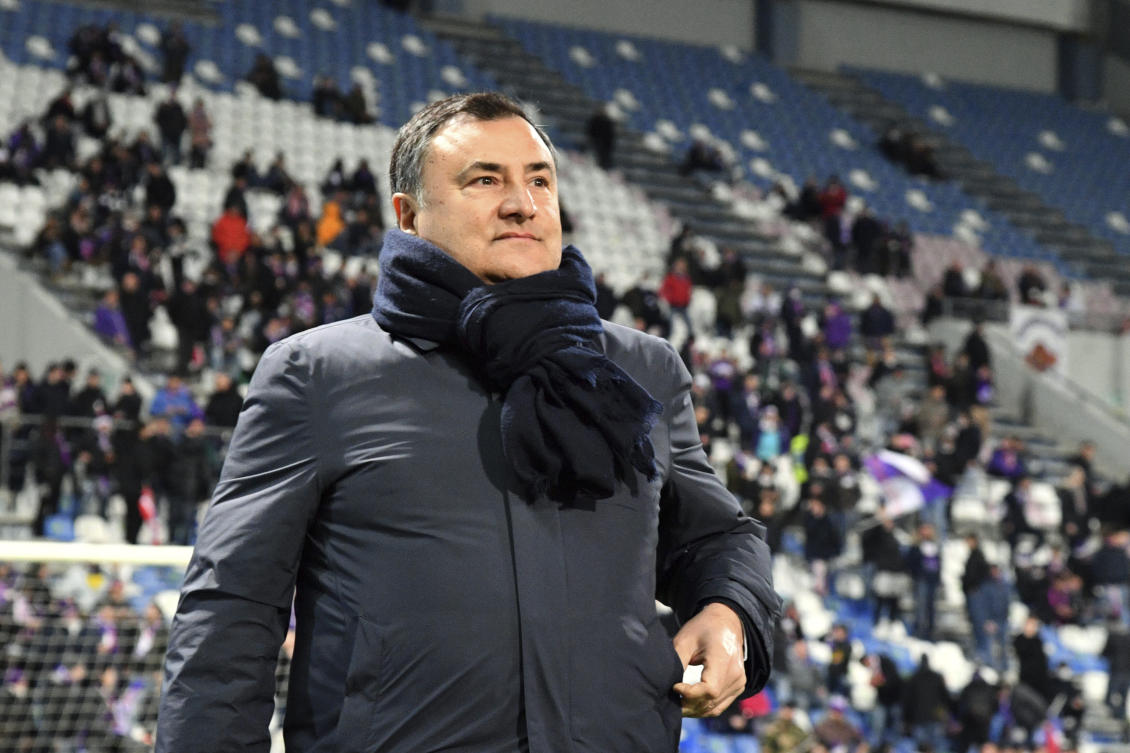 Fiorentina’s general manager Joe Barone looks on during their Italian Championship League match against Sassuolo at Mapei stadium, in Reggio Emilia on Feb. 26, 2022. (AP)