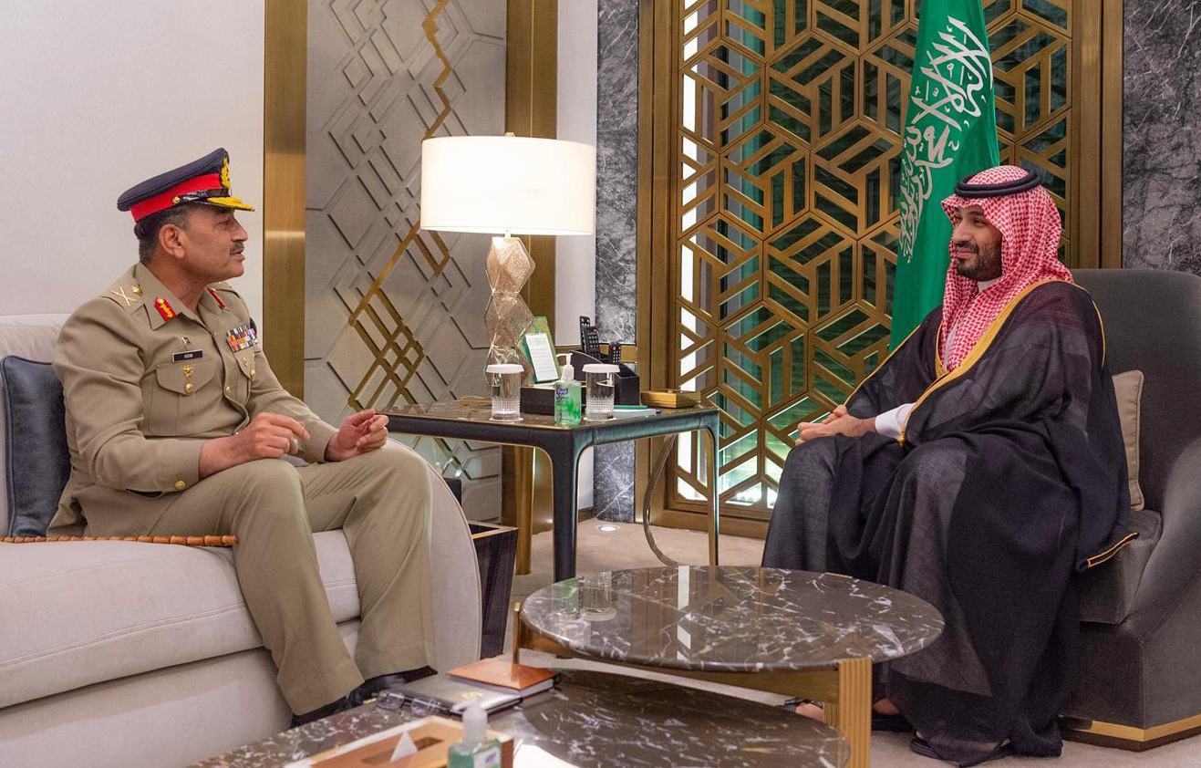 Saudi Arabia’s Crown Prince Mohammed bin Salman receives Pakistan’s Chief of Army Staff Lt. Gen. Asim Munir on Wednesday in Jeddah. (SPA)