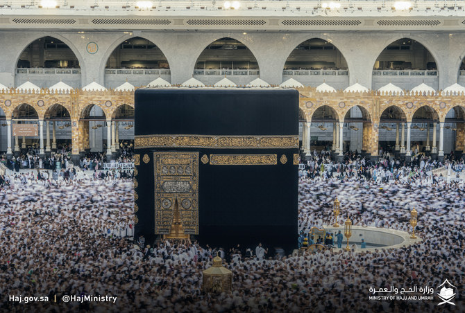 Pilgrims at the Grand Mosque performing Umrah, Tawaf, and standing shoulder-to-shoulder to offer prayers. (Ministry of Hajj & Umrah Tweet)
