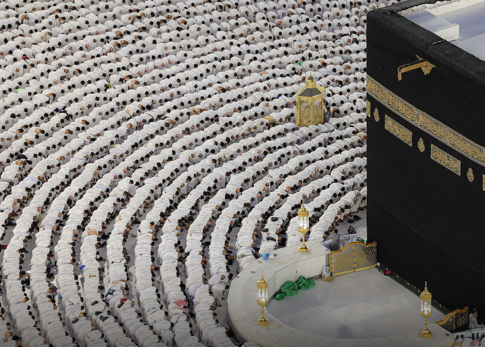 Pilgrims at the Grand Mosque in Makkah pray. (@HajMinistry)