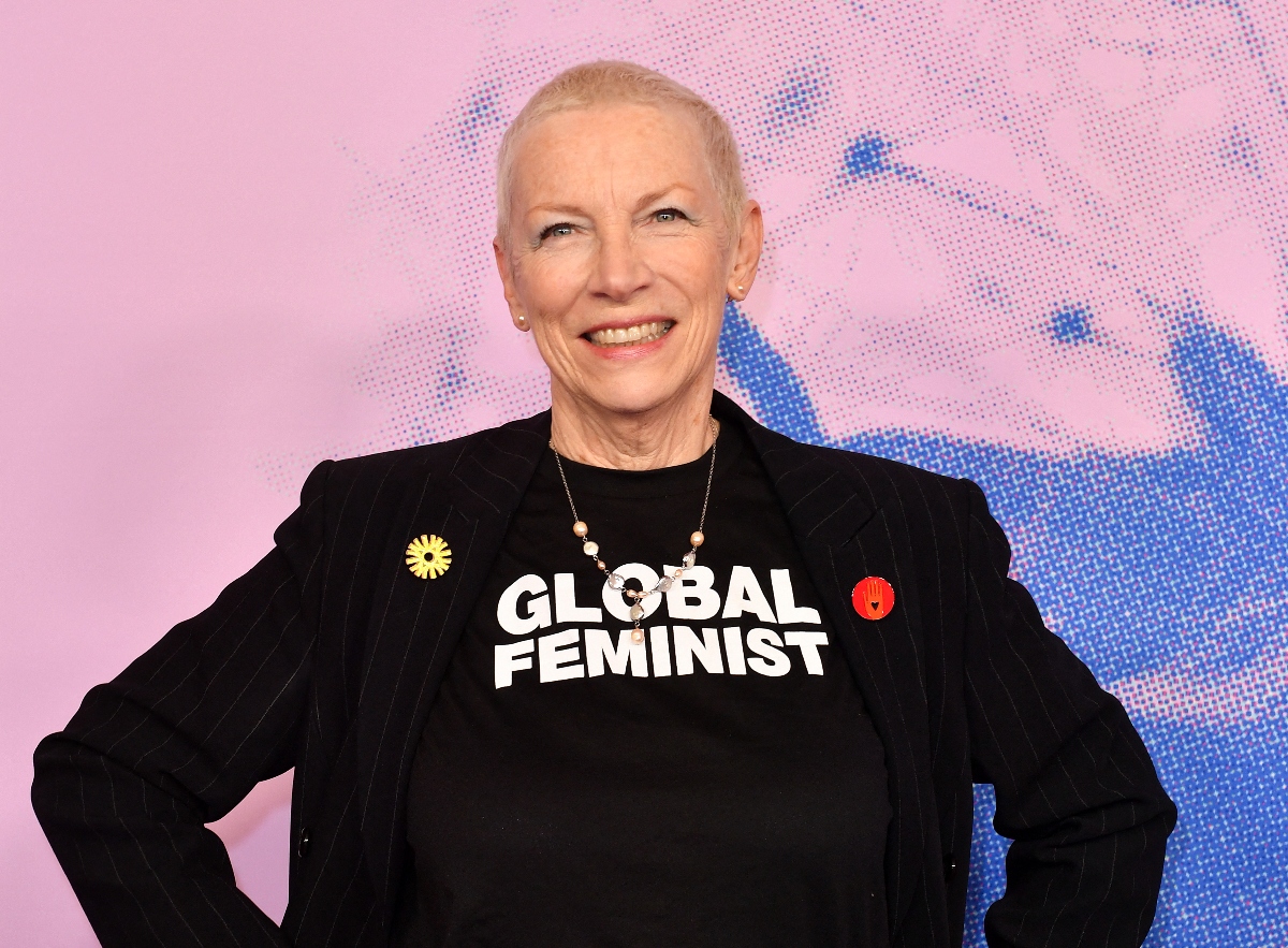 Sporting a red pin with a gold hand, she told the newspaper: “I’m very happy to share this, I’m very proud to do this. This is Artists for Peace. (AFP)