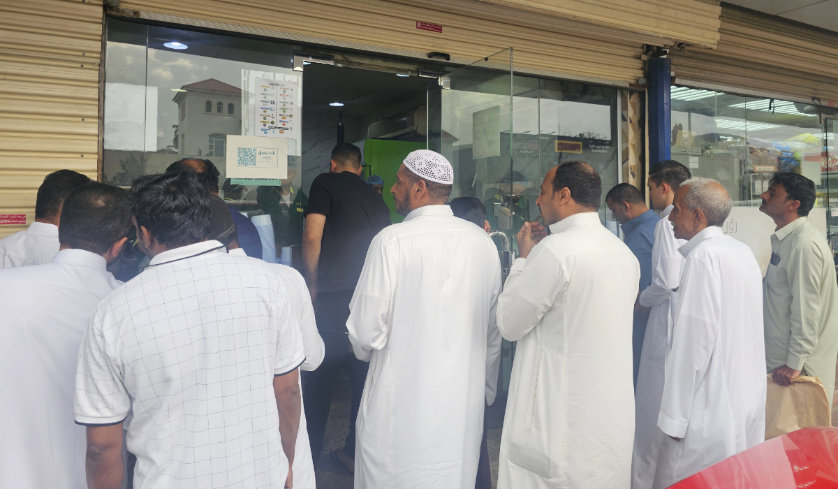 The long line featured people of diverse nationalities, including Egyptians and Syrians, all waiting in the heat, eager to buy foul to share with families and friends during iftar. (AN photo)