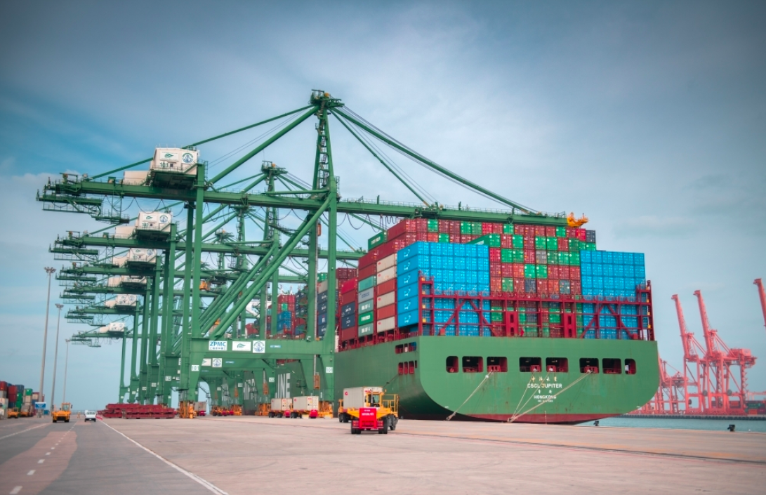 King Abdulaziz Port in Dammam is the primary entryway for cargo headed to the country’s eastern and central regions from all over the world (File)