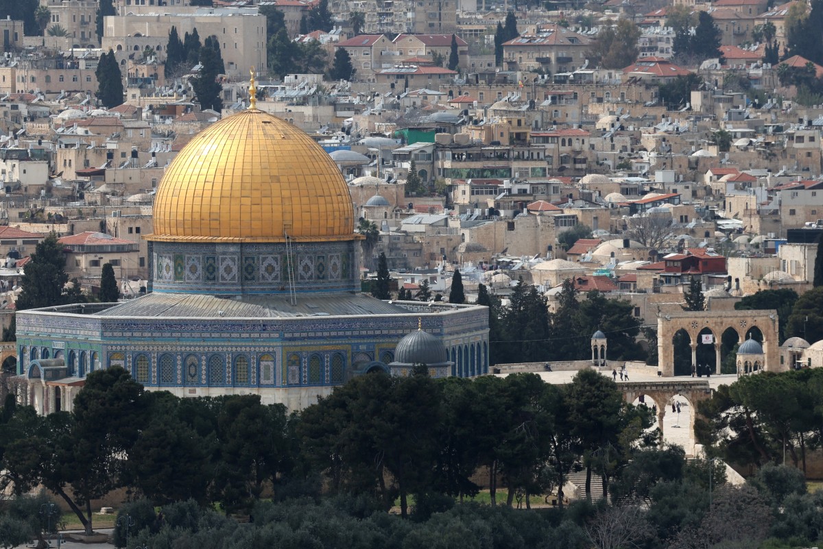The police evacuated the square opposite the Al-Qibli prayer hall and the Dome of the Rock. (AFP